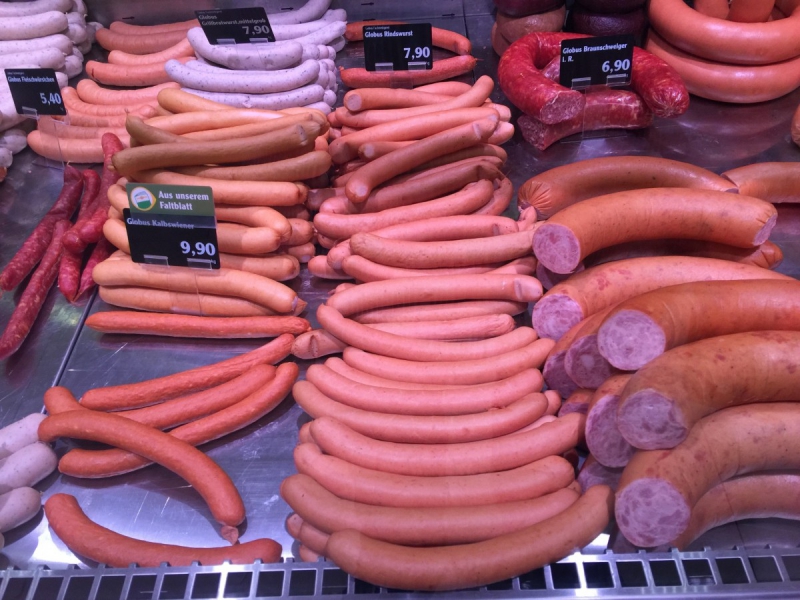 charcuterie-PIERREFEU DU VAR-min_sausages_meat_butchery-1069321